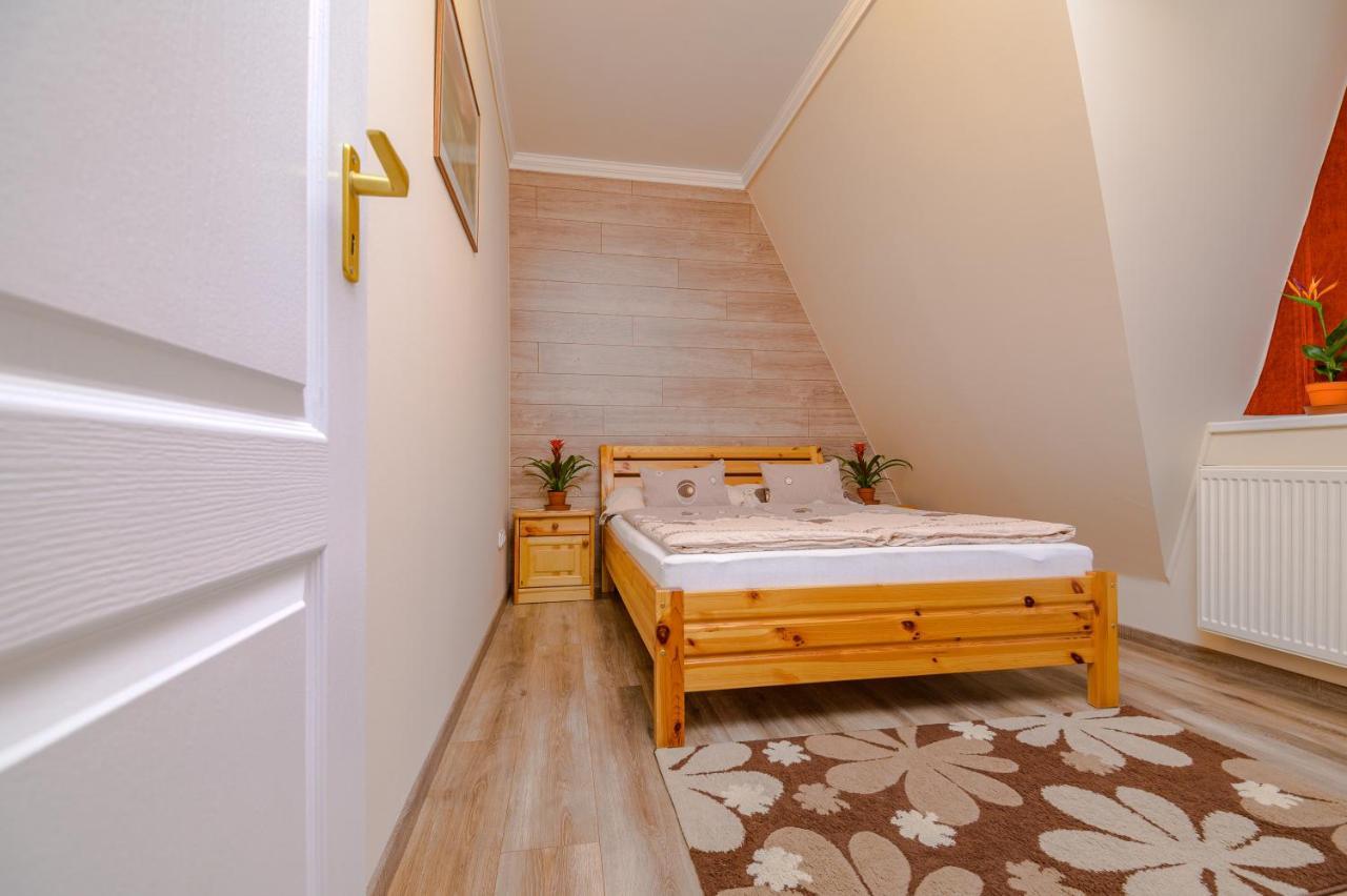 Illes Apartmanok Ii. Hajdúszoboszló Buitenkant foto